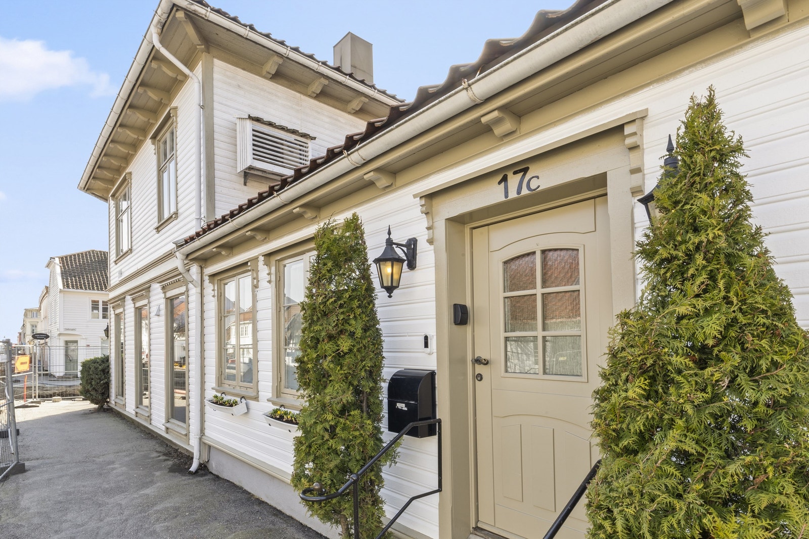 Seksjonen er tilhørende et lite sameie med felles bakgård. Boligen er beliggende der hvor Holbergs gate og Rådhusgata krysser, og det er gang- og sykkelsti til Lund og byen. Galleribilde