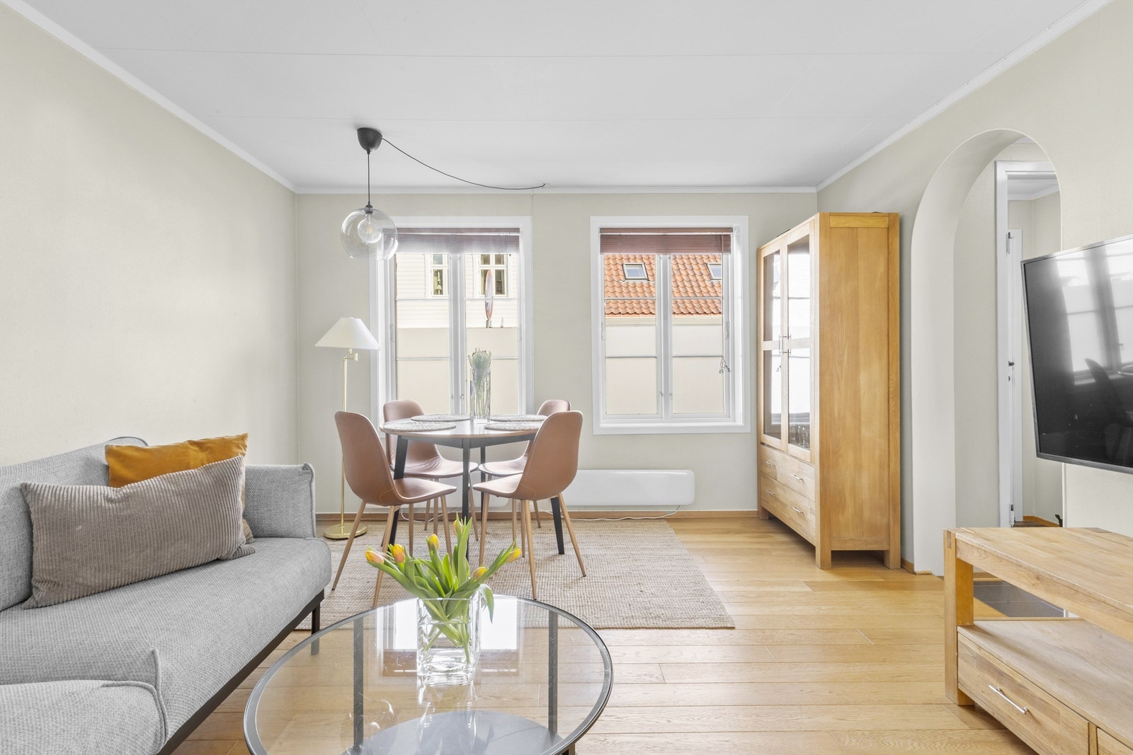 Leiligheten byr på en svært god planløsning med romslig stue, separat kjøkken, soverom og et ekstra innredet rom av god størrelse med utgang til bakgården (ikke godkjent til varig opphold). Galleribilde