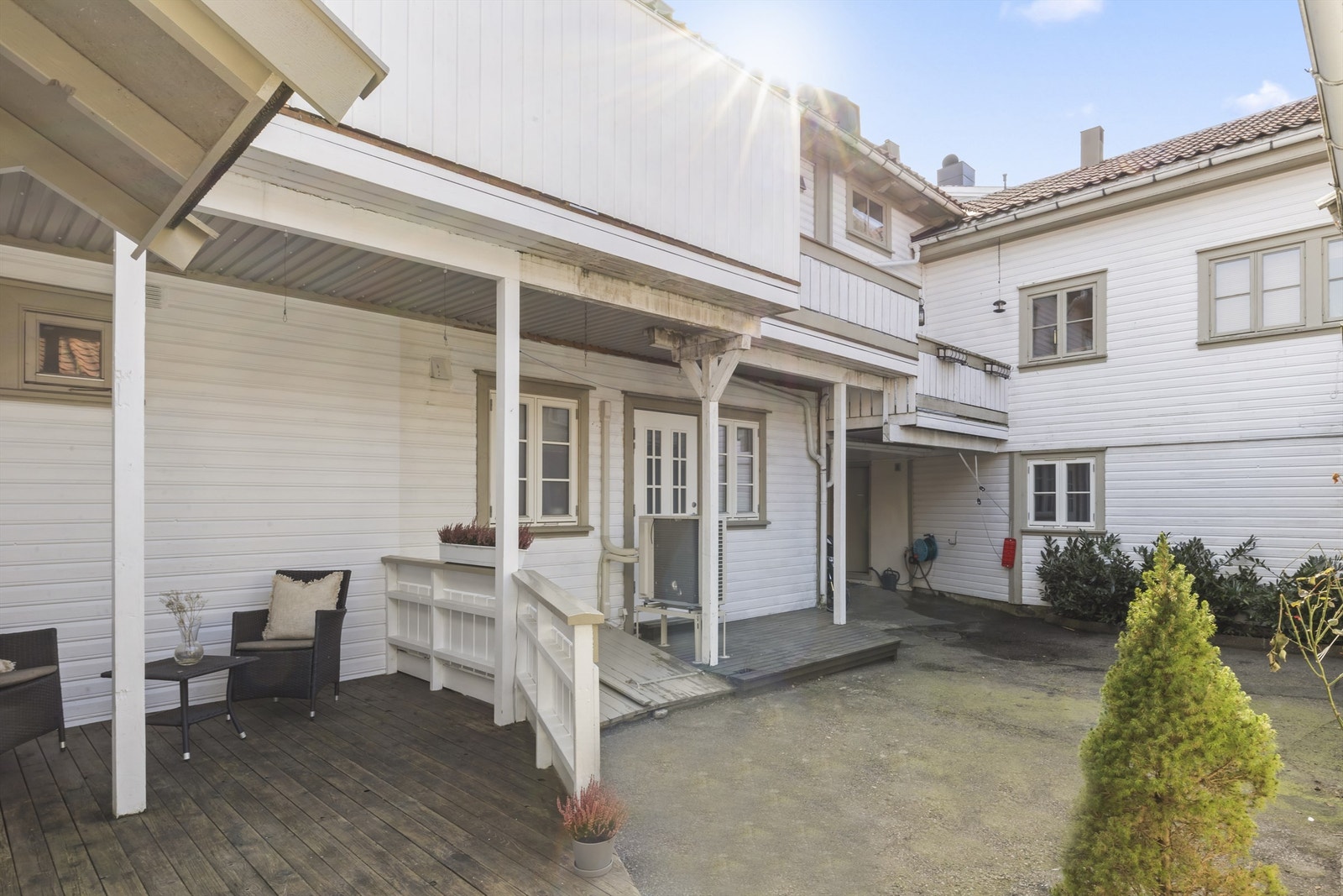 Felles bakgård. Det er felles portrom ut til Rådhusgata. Galleribilde