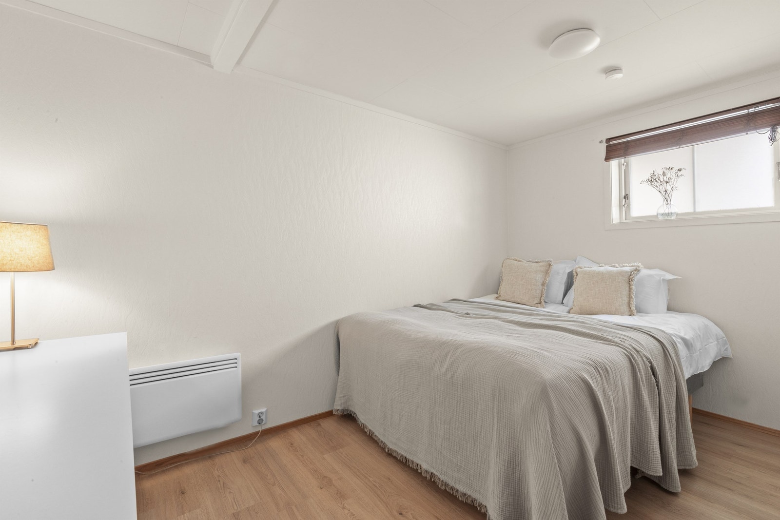 Soverom med god plass til dobbeltseng. Det er medfølgende garderobeskap på dette rommet. Galleribilde