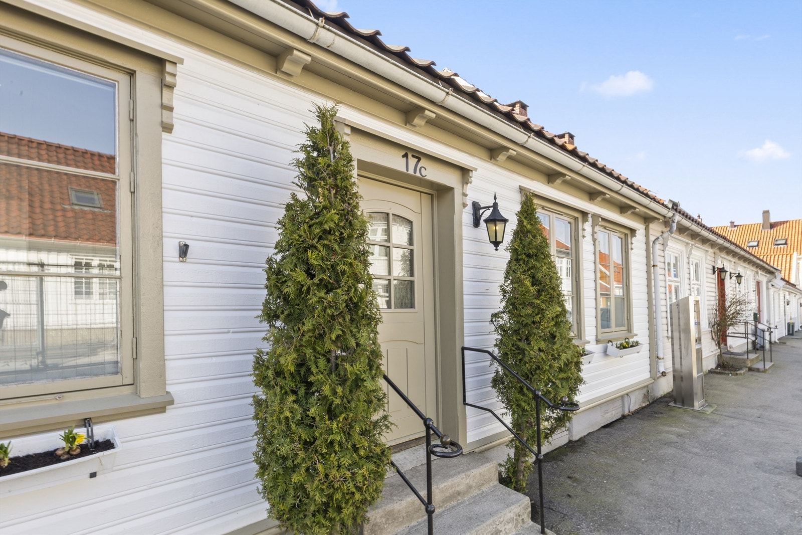 Leiligheten har eget, hyggelig inngangsparti fra Holbergs gate. Galleribilde