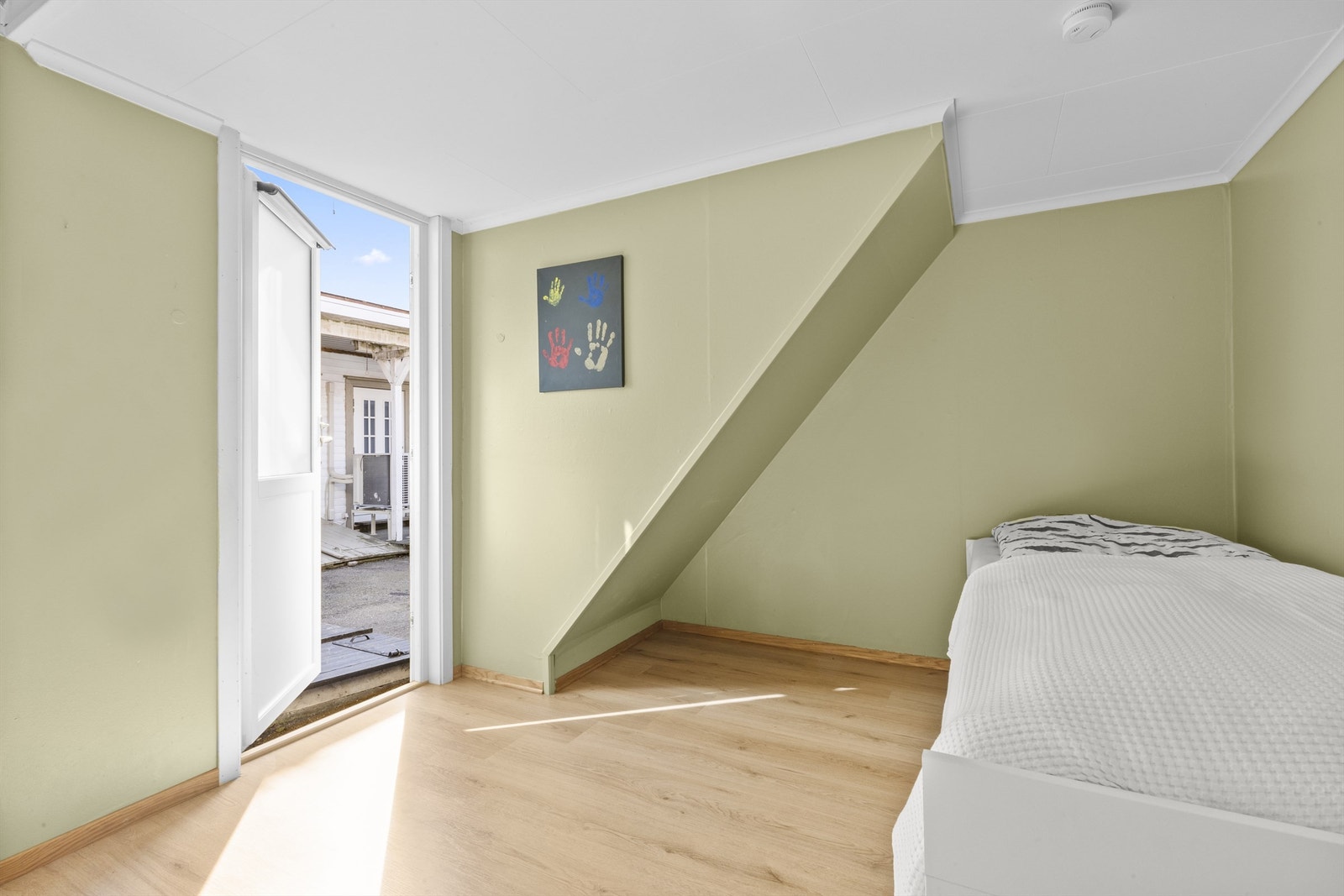 Rom som i dag benyttes som soverom. Det er utgang til bakgården og egen terrasse fra både dette rommet og baderommet. Rommet er ikke godkjent til varig opphold. Galleribilde