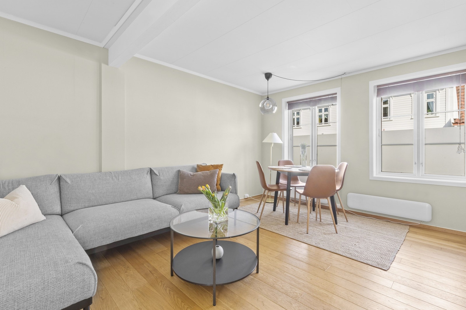 Romslig stue med gode møbleringsmuligheter. Det er god plass til sofa- og spisegruppe. Galleribilde