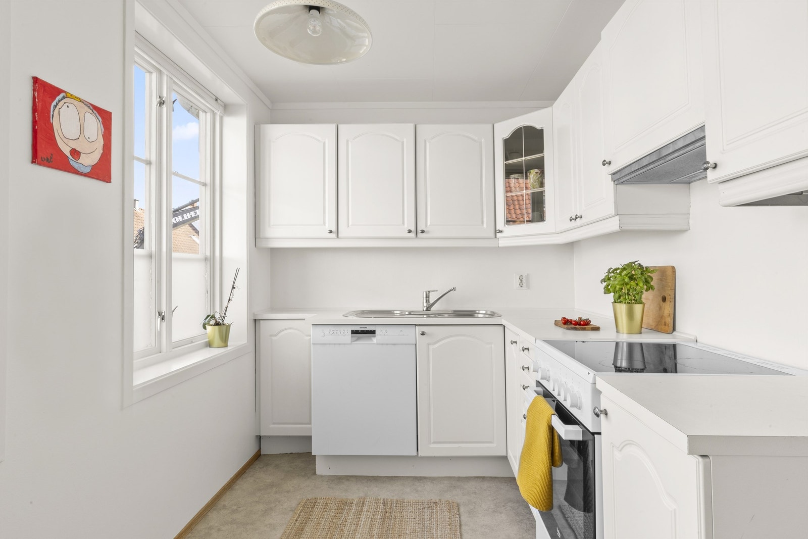 Det er også plass til et lite spisebord på kjøkkenet. Galleribilde