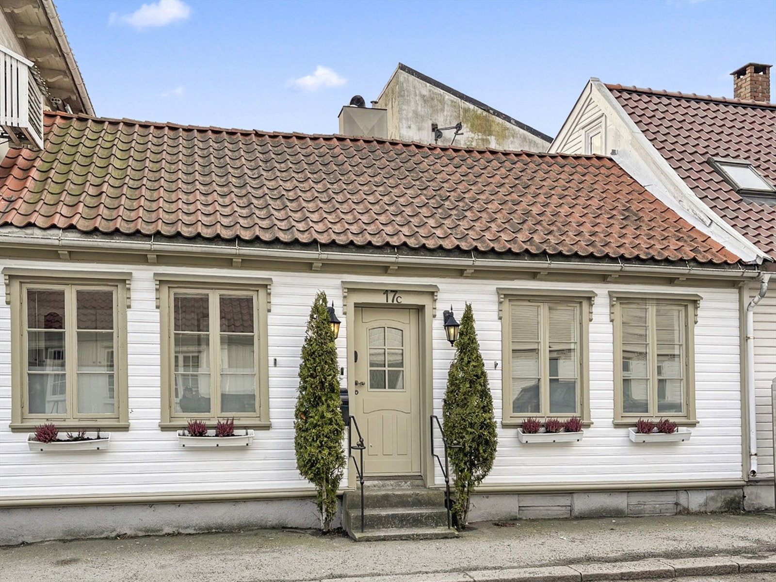 Velkommen til denne spennende leiligheten i Holbergs gate 17c- En leilighet som gir deg eneboligfølelsen midt i hjertet av byen. Boligen er presentert av Krogsveen v/ Camilla Wehus. Galleribilde