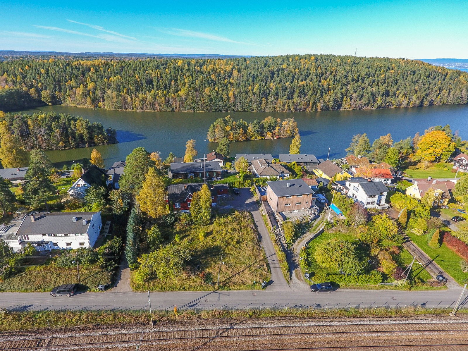 Adkomstvei er etablert i nord og deles med Solbråtanveien 68 A (tinglyst avtale med innenfor liggende eiendom). Galleribilde