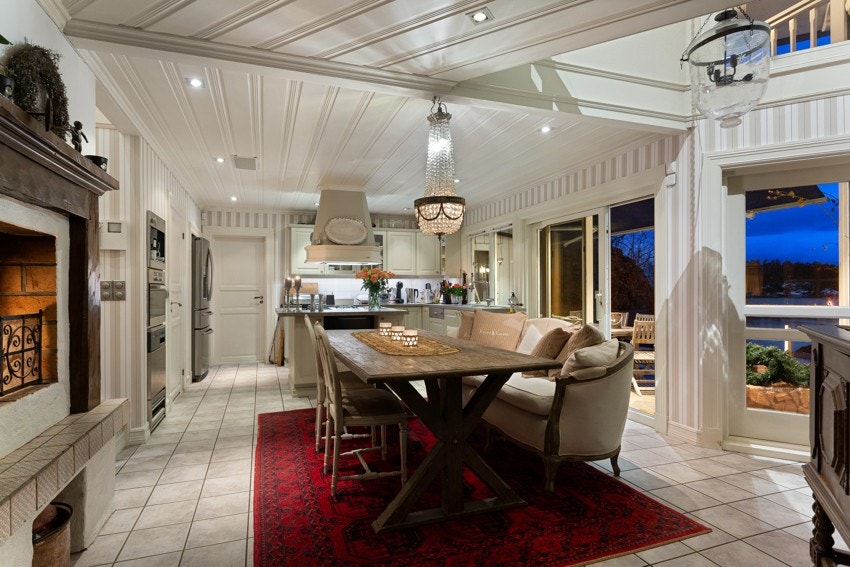 Stilrent kjøkken med spiseplass - Peis - Fjordutsikt - Utgang til hage. Galleribilde