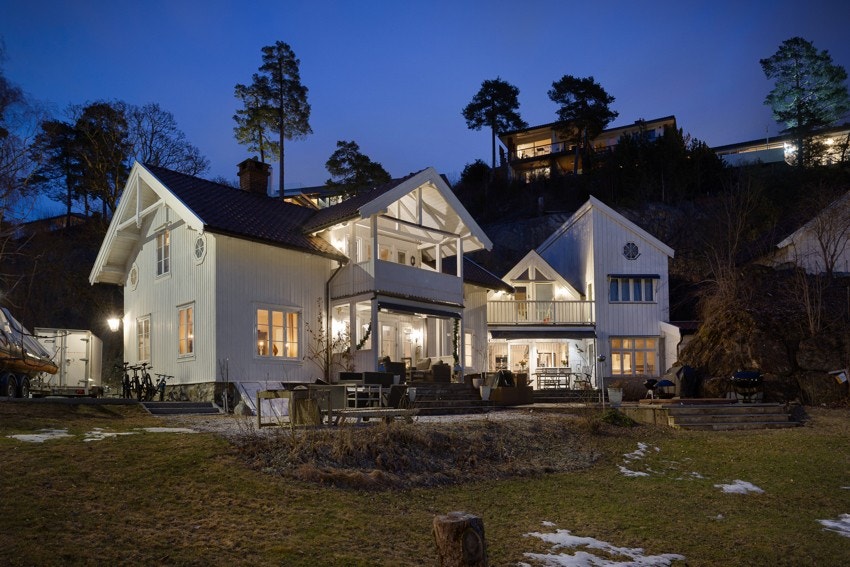 Herskapelig bolig fra 1890 på hele 442 BRA. Gårdsplassen har sjarmerende brostein og vannbåren varme, en praktisk detalj på vinterstid. Galleribilde