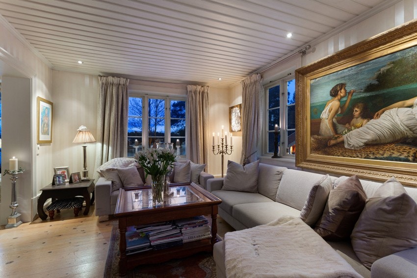 Boligen har stue og spisestue i åpen løsning - et innbydende rom med store vinduer i tre himmelretninger. Galleribilde