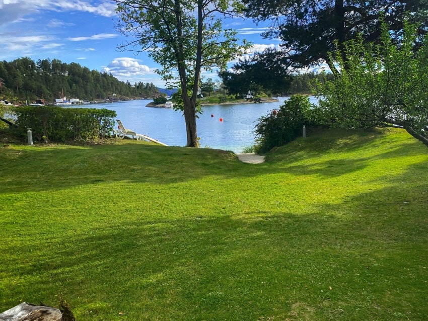 Meget gode solforhold og misunnelsesverdig beliggenhet ved sjøkanten. Hagen er pent opparbeidet med plen, trær, prydbusker og naturlig beplantning. Galleribilde