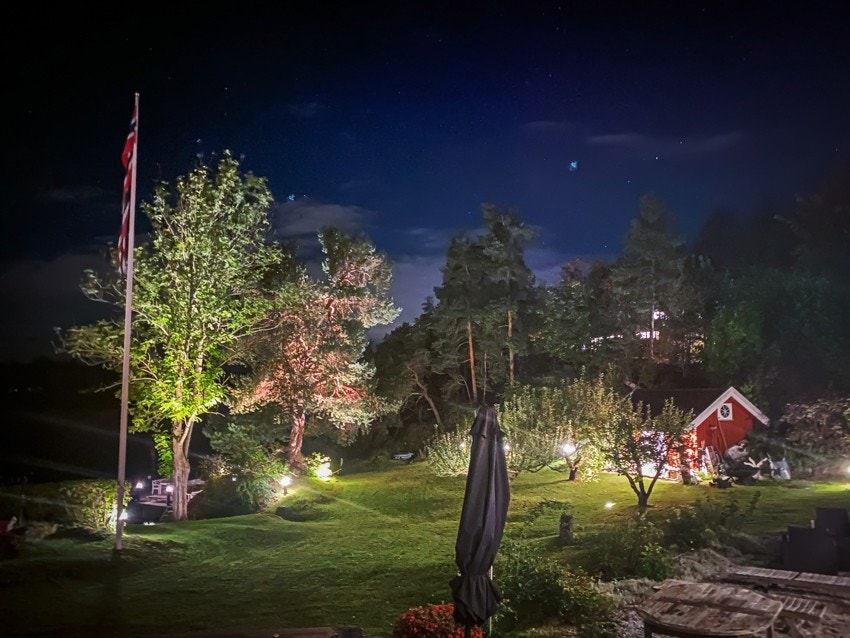 Flott opplyst og koselig hage, et utmerket område å tilbringe kvelden sin. Galleribilde