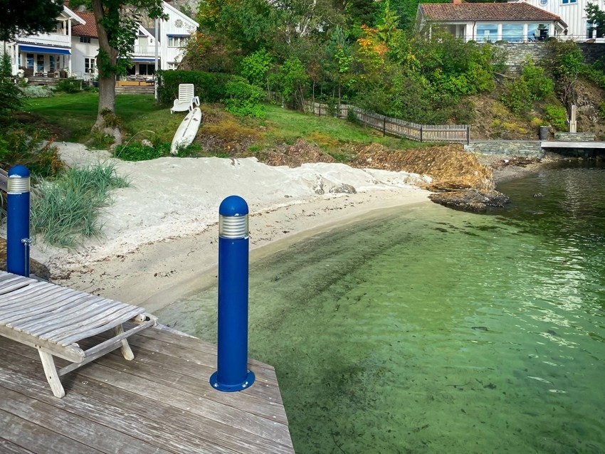 Bryggeanlegg med terrasse, belysning og dypvannsbrygge. Nåværende eier har montert en nedfelt jacuzzi her, også den med utsikt utover vannet. Galleribilde