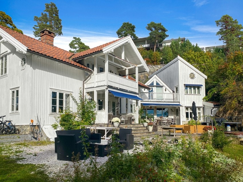 Svært innholdsrik planløsning over to plan - bestående av seks soverom, fem bad, i tillegg til wc, vaskerom, trimrom, kjølerom, kontor, stue, spisestue og et stort kjøkken. Galleribilde