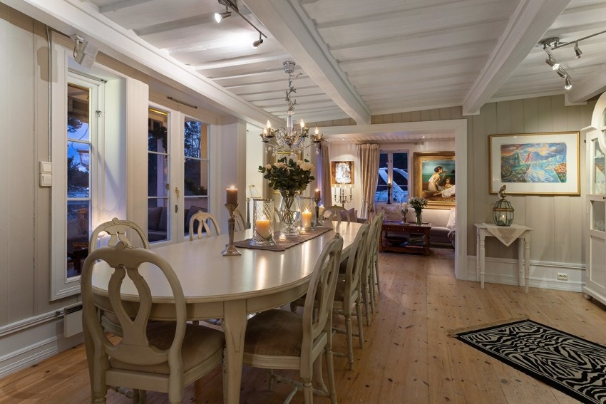 Stuedelen har en flott prinsesseovn, og det er åpen peis i spisestuedelen. Galleribilde