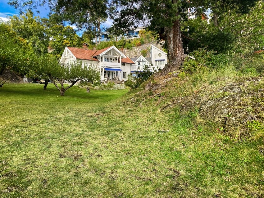 Frodig og pent planert hage/tomt - et eldorado for både store og små. Sluse sørger for tørrskodd adkomst til boligen. Galleribilde