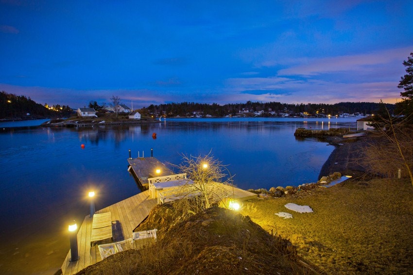 Det er etablert badestige på brygga. Galleribilde