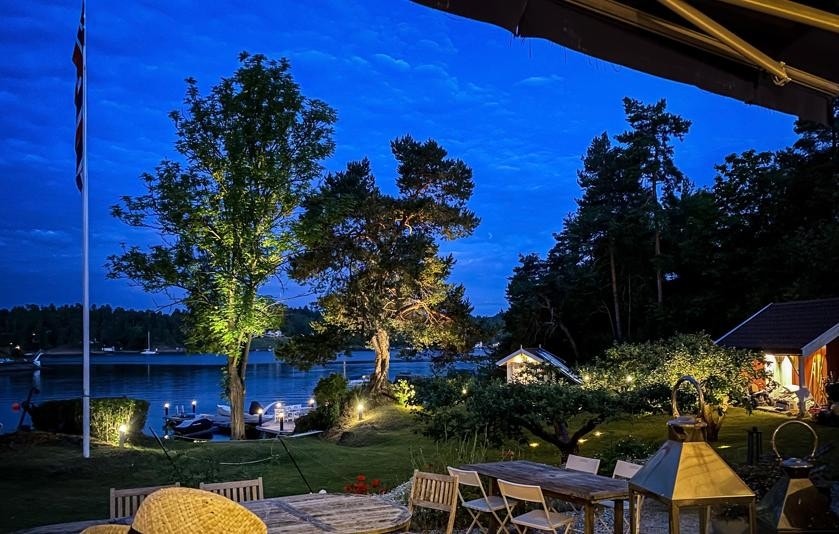 Begge uteplassene har fantastisk utsikt utover fjorden. Det er montert markiser som skjermer fint når solen er på sitt sterkeste. Galleribilde