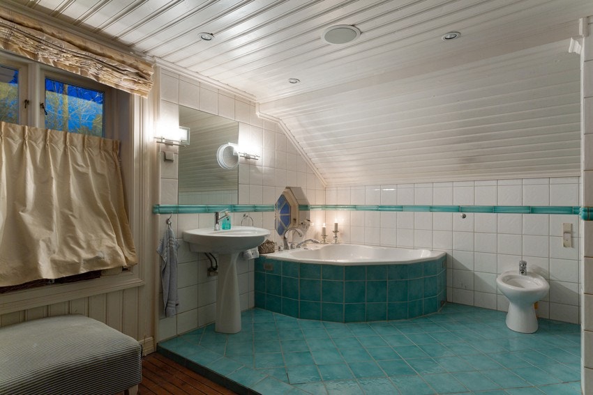 Eneboligen har hele fem bad samt gjestetoalett og vaskerom. Galleribilde