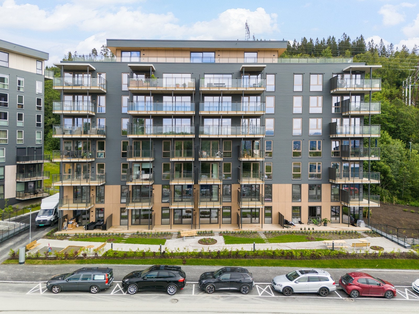 Moderne kvaliteter som vannbåren gulvvarme, balansert ventilasjon og smarthus styring Galleribilde