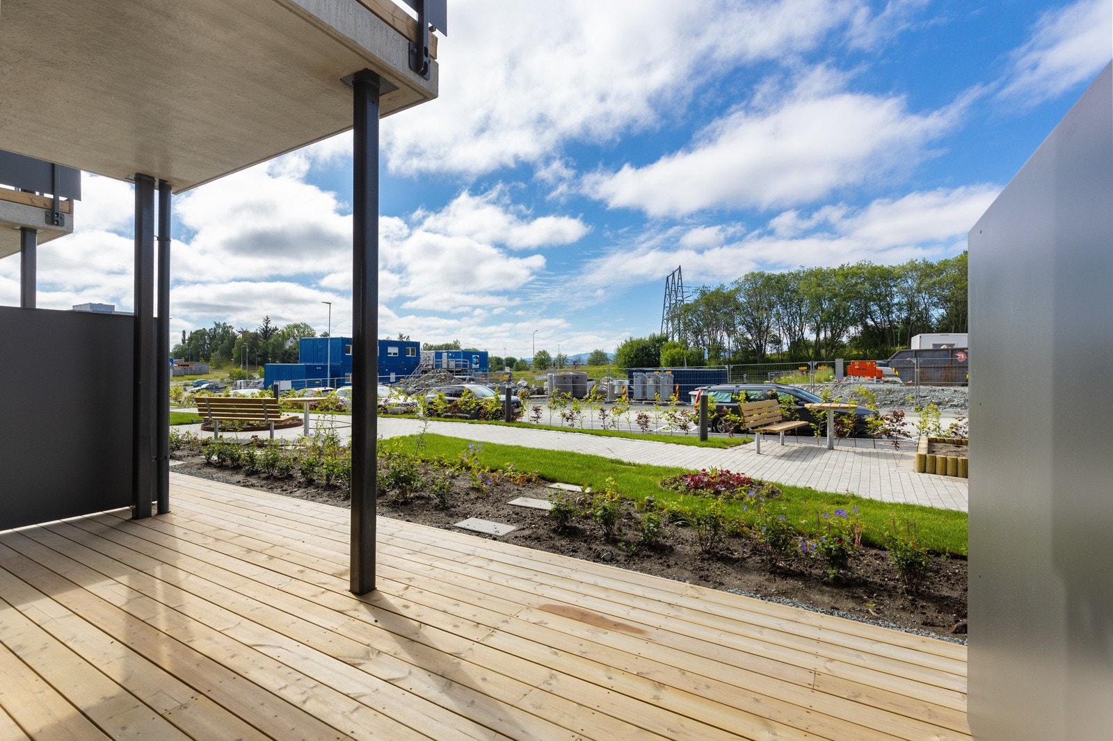 Terrassen er vendt mot vest og har gode solforhold Galleribilde