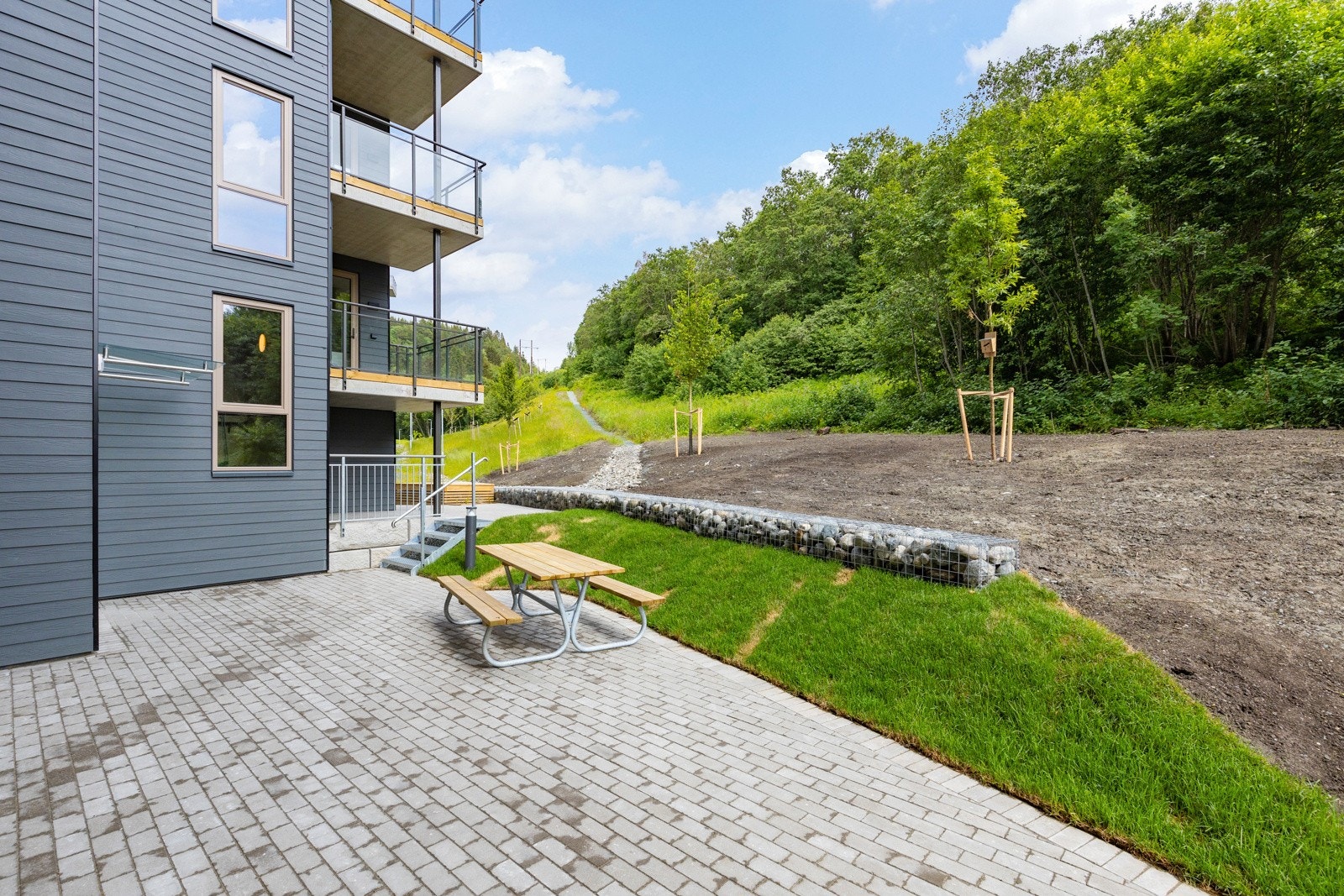 Bak blokken er det sti opp til flotte turområder Galleribilde