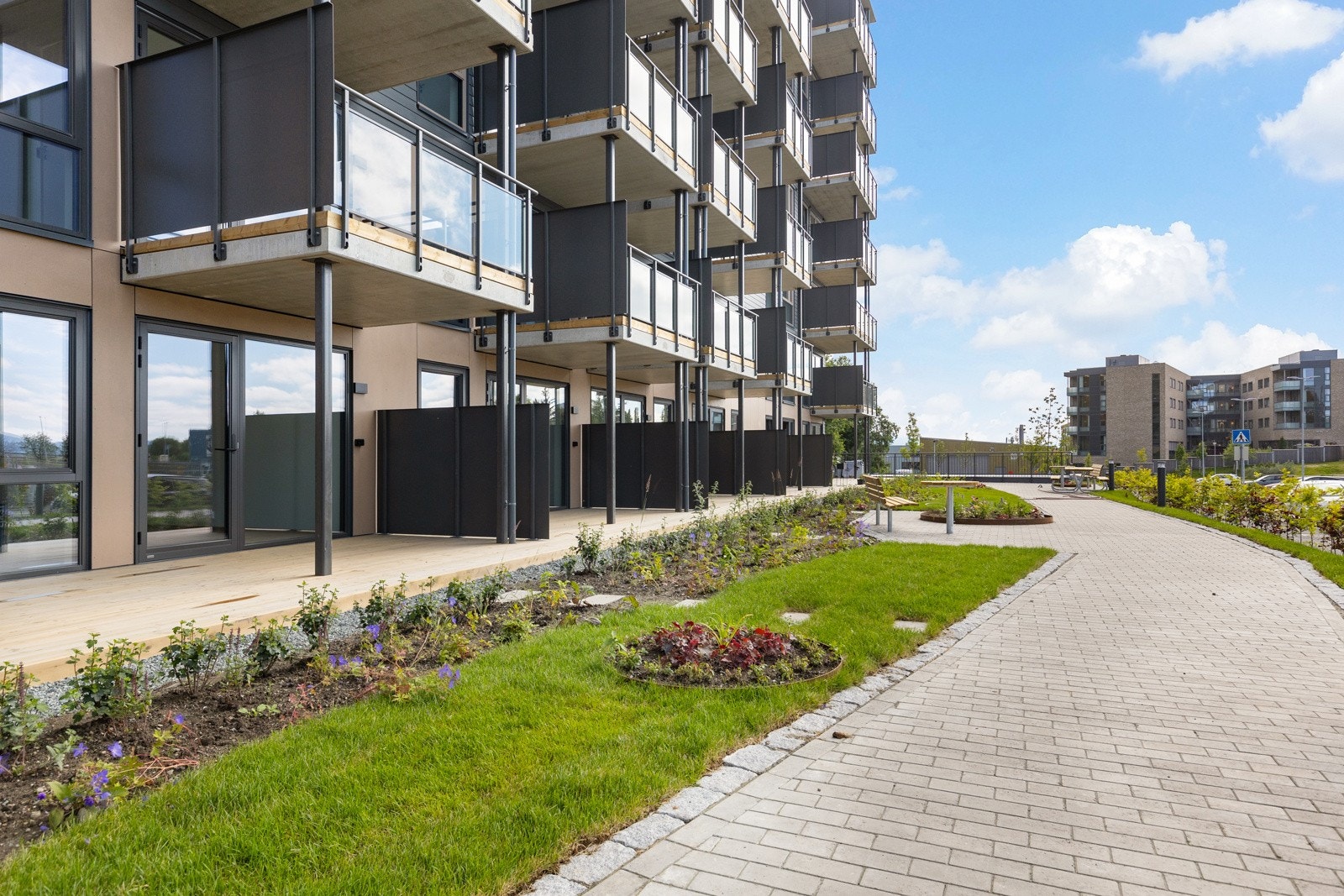 Flotte fellesområder og beplantning i forkant Galleribilde