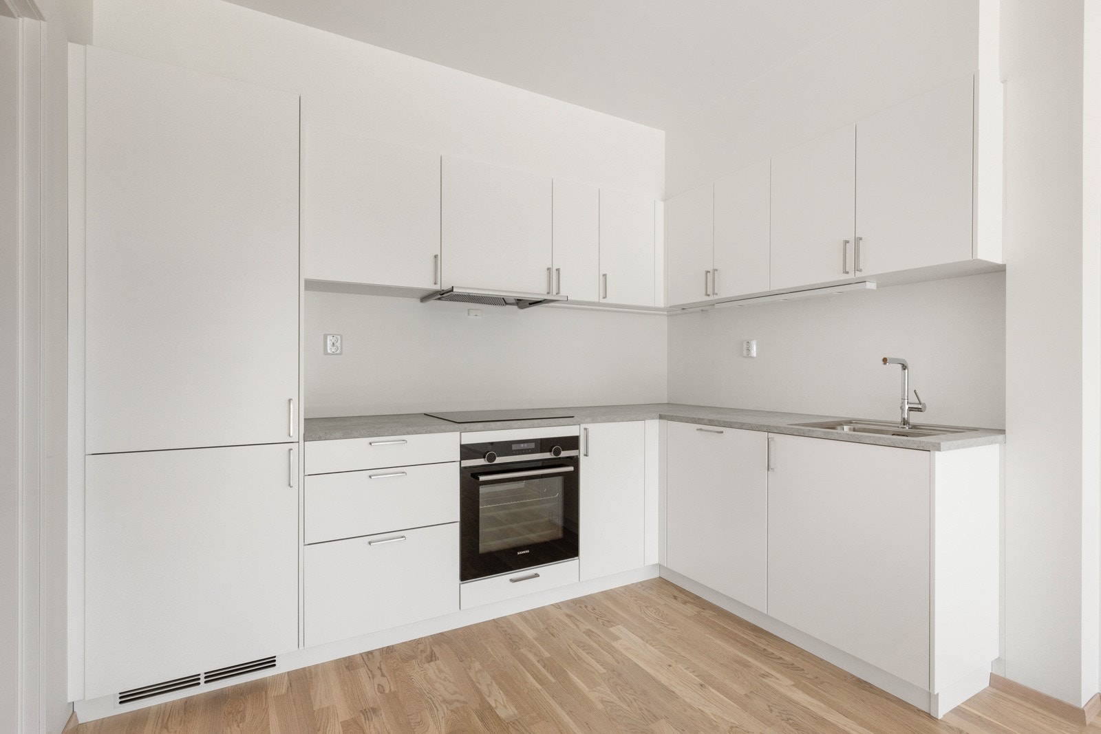 Kjøkkenet er utstyrt med platetopp, stekovn, oppvaskmaskin og kjøl- og fryseskap Galleribilde