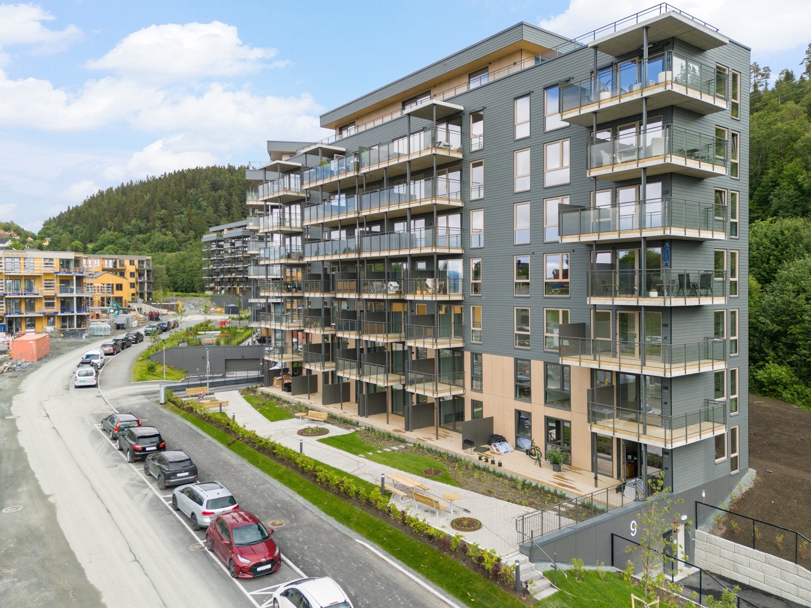 Gjesteparkering i forkant av blokken Galleribilde