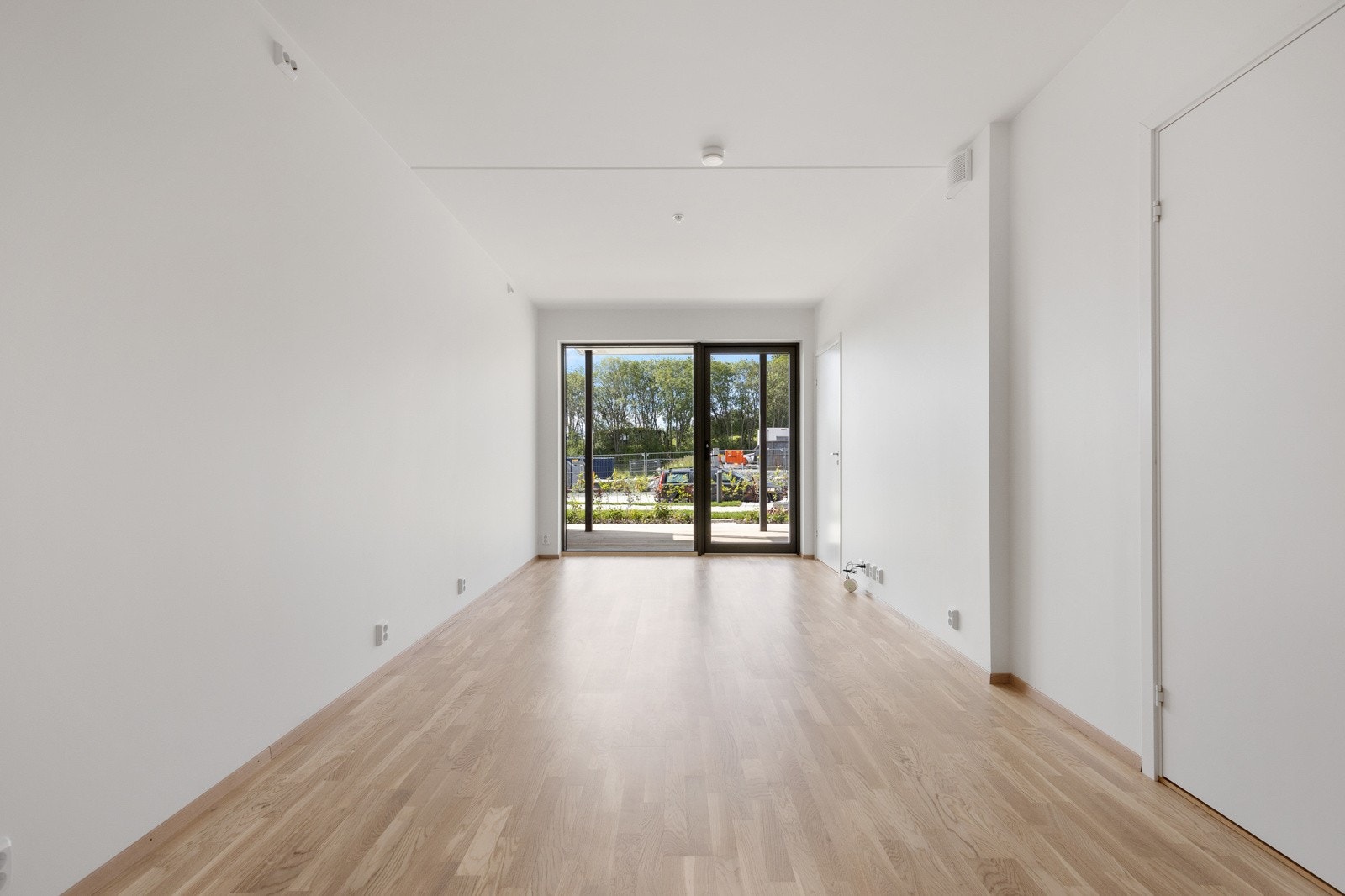 Vindusflatene strekker nesten seg fra gulv til tak slipper inn rikelig med naturlig lys Galleribilde