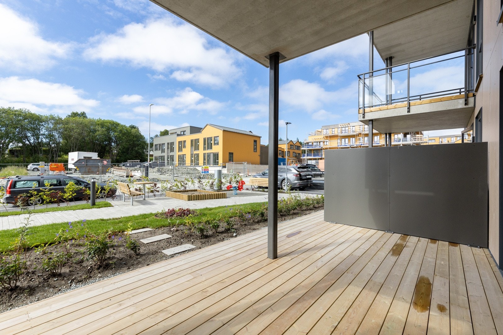 Fra stuen er det utgang til en privat markterrasse på 15 kvm som er delvis overbygd Galleribilde