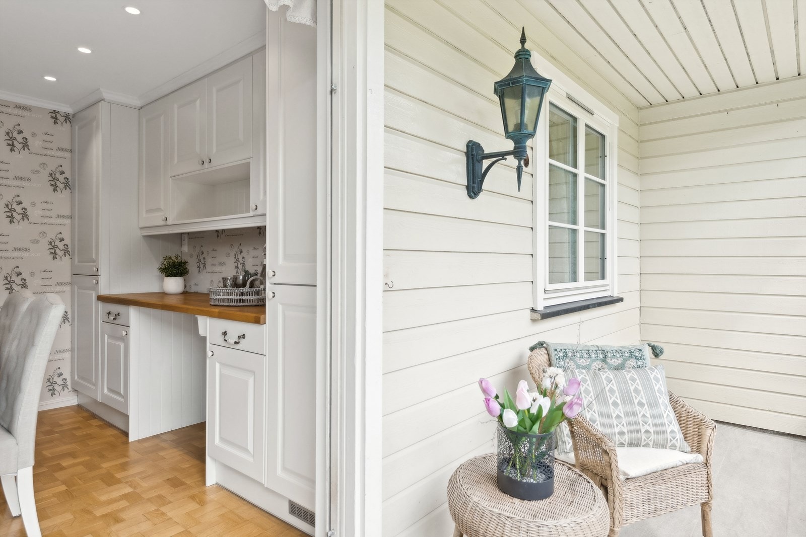 Adkomst ut til takoverbygd kjøkken terrasse med formiddagssol. Galleribilde