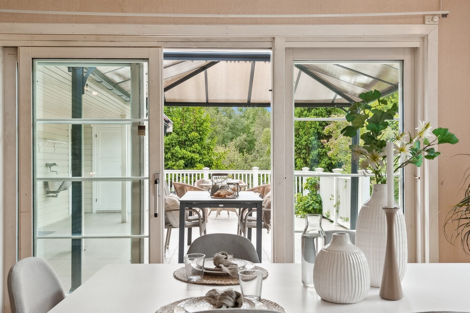 Stue med adkomst ut til trivelig terasse. Galleribilde