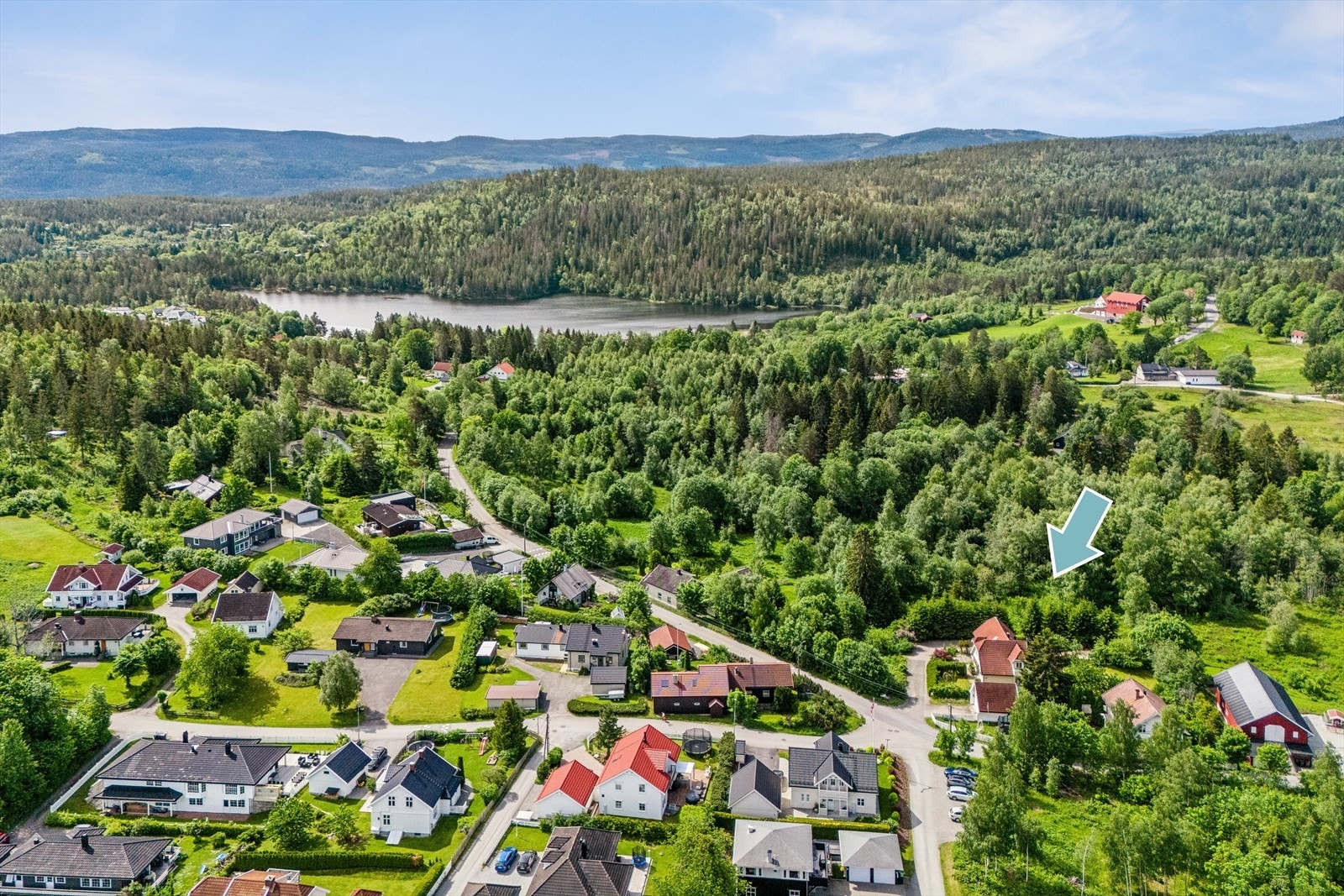 Boligen ligger fint til i usjenerte omgivelser med marka i umiddelbar nærhet. Galleribilde