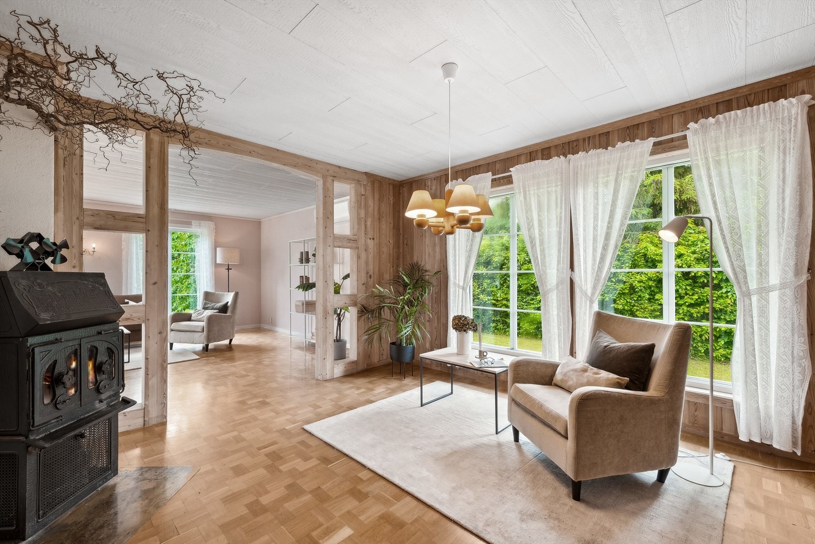 Stuen har en fin utforming som gjør det enkelt å møblere med sofa, spisebord og annet ønskelig møblement. Galleribilde