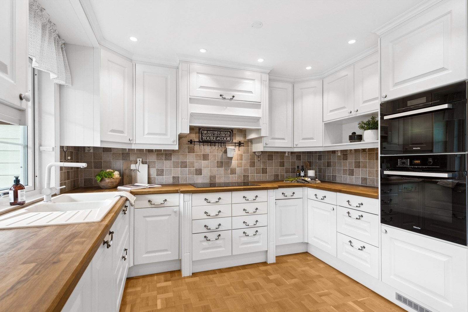 Kjøkkenet er av god størrelse og fremstår som et pent og innholdsrikt kjøkken. Galleribilde