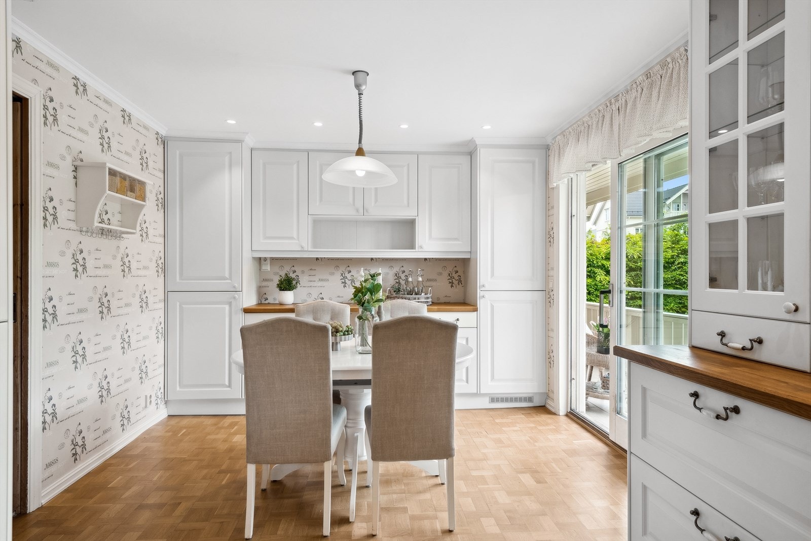 Her har du flott kjøkkeninnredning fra Crown med profilerte fronter fra år 2013 og benkeplate i heltre. Galleribilde