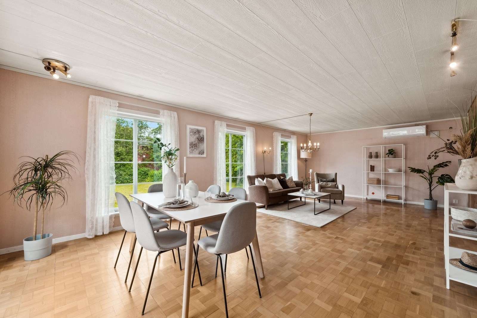 Stuen er av god størrelse og fremstår som et lyst og pent oppholdsrom. Galleribilde