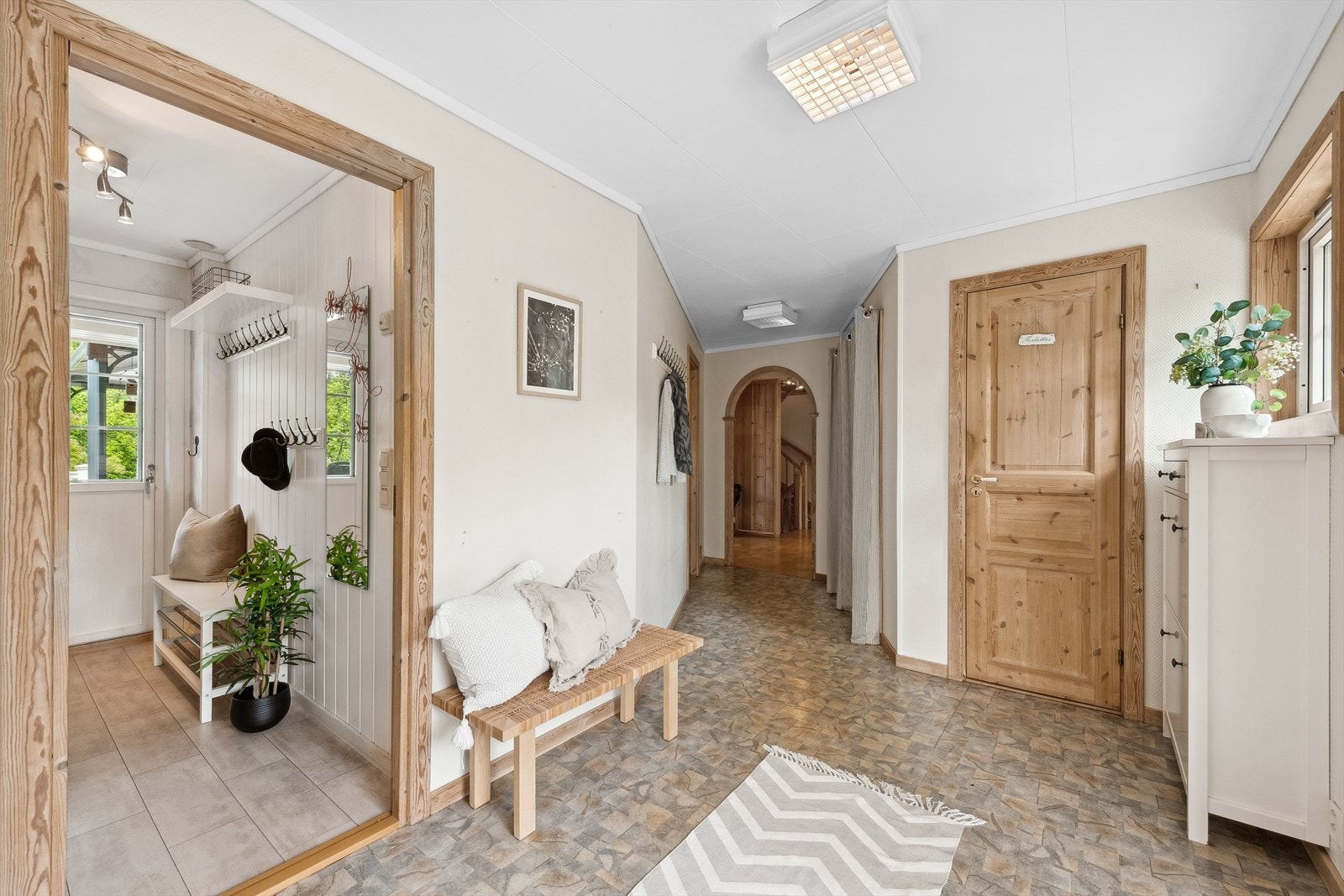 Videre kommer du til øvrige rom i 1. etasjen som består av stuer, kjøkken, kontor, soverom og vaskerom. Galleribilde