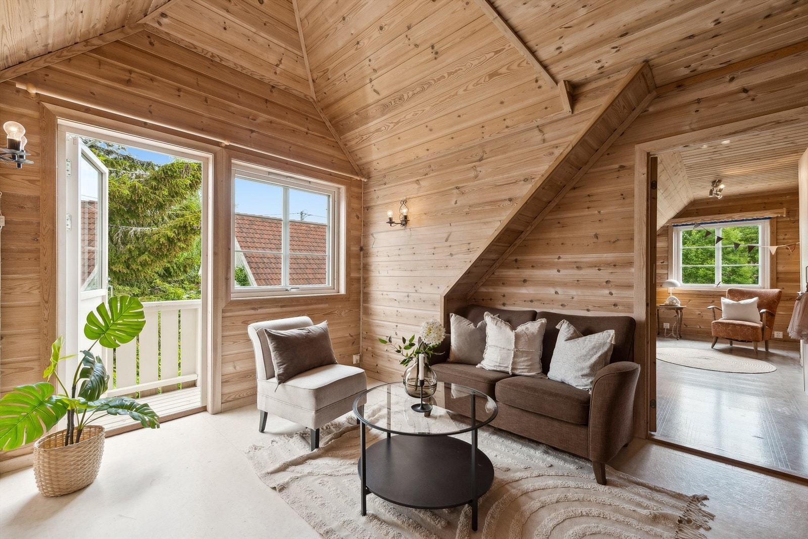 Loftstue med adkomst til balkong. Galleribilde