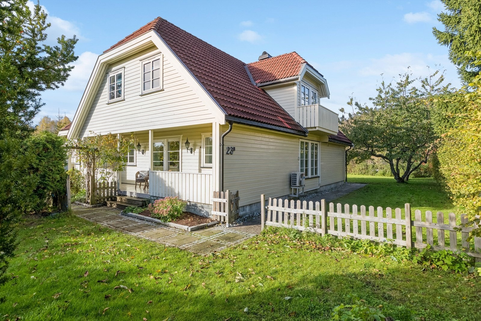 Terrassen kan fint innredes med utemøbler og har enkel adkomst til frodige grøntarealer. Galleribilde