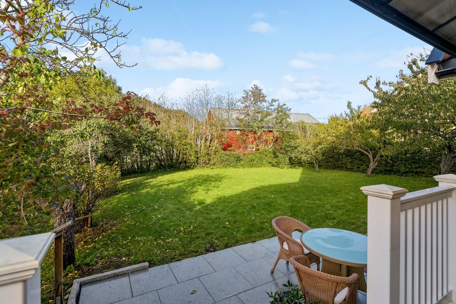 Fra stuen har du direkte utgang til terrasse og boligen vakre uteområde. Galleribilde