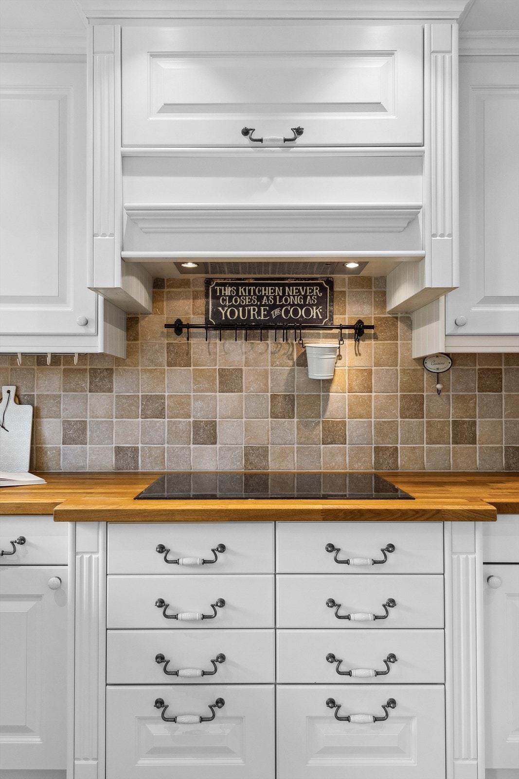 Vegg over kjøkkenbenk med fliser og tapet. Galleribilde