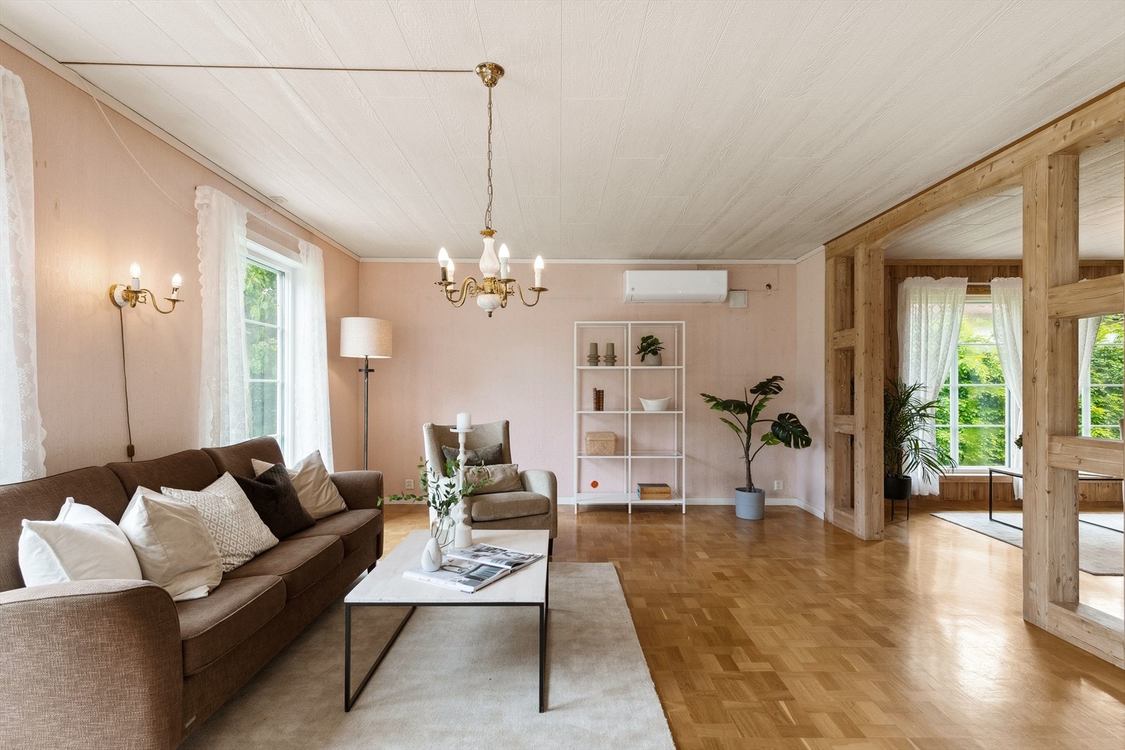 Boligen har en fin og gjennomgående stue og spisestue løsning. Galleribilde