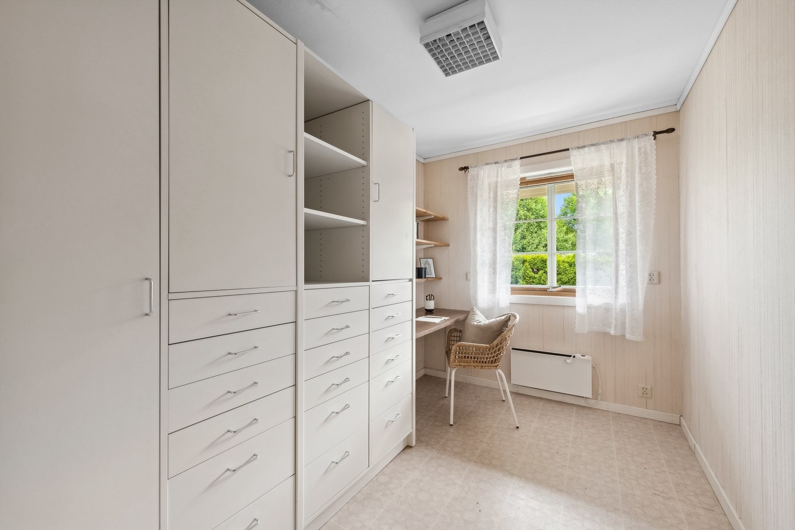 Soverom/kontor i 1. etasjen. Galleribilde