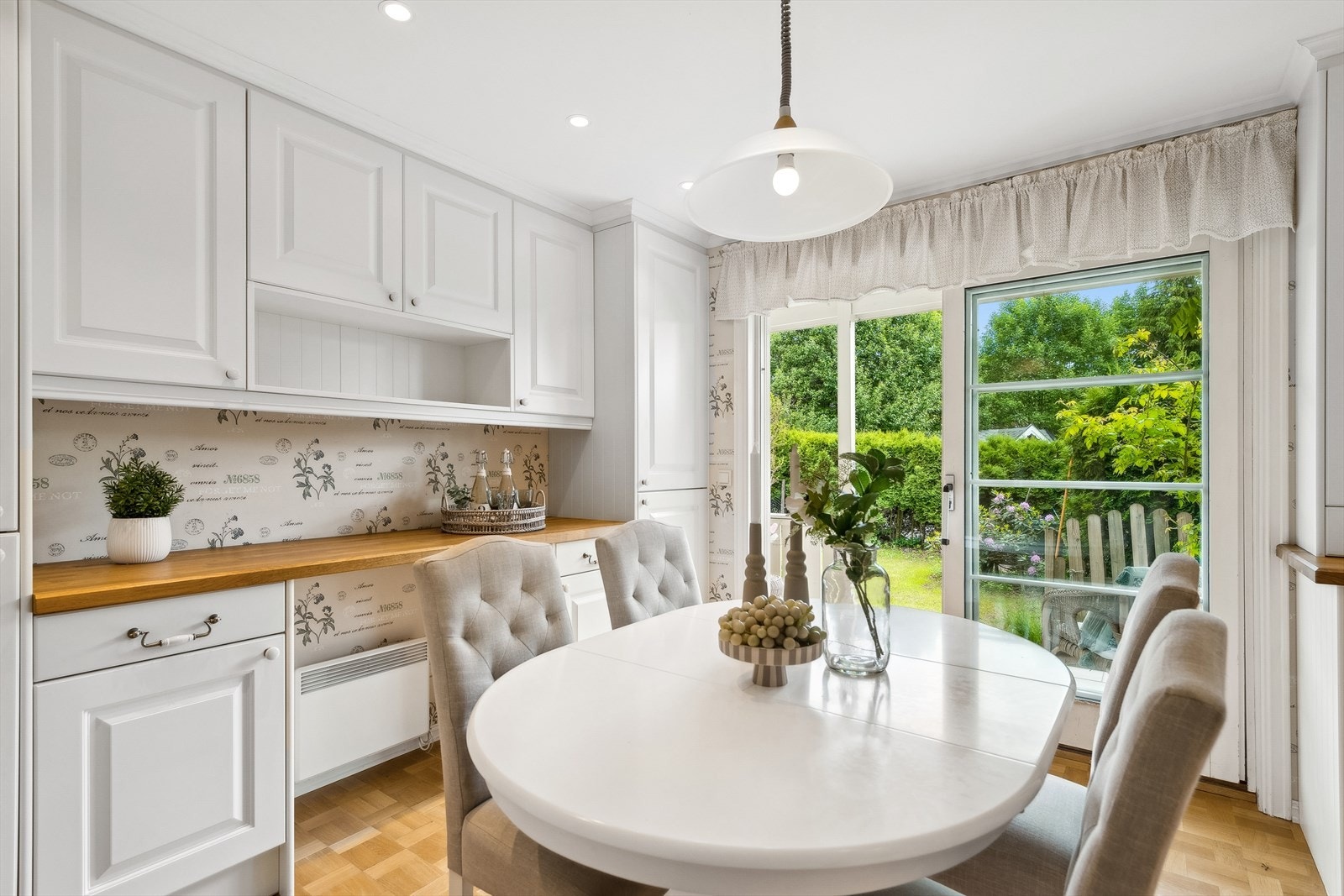 Fra kjøkkenet får du adgang til kjøkken terrassen og boligens flotte uteområder. Galleribilde