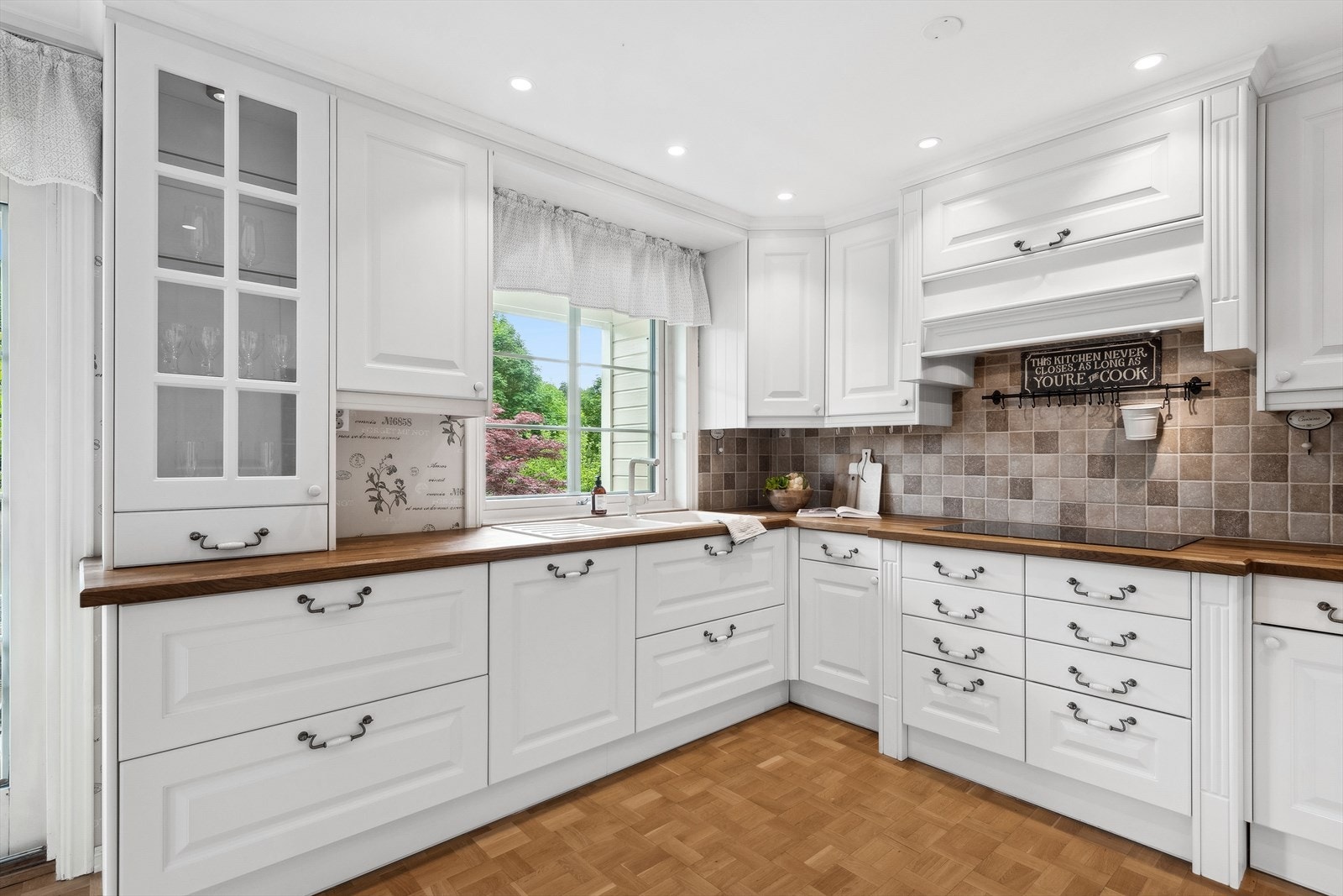 Kjøkken har integrerte hvitevarer og kjøkkenventilator med avtrekk ut - vdr. hvitevarer henvises til punkt innbo og løsøre. Galleribilde