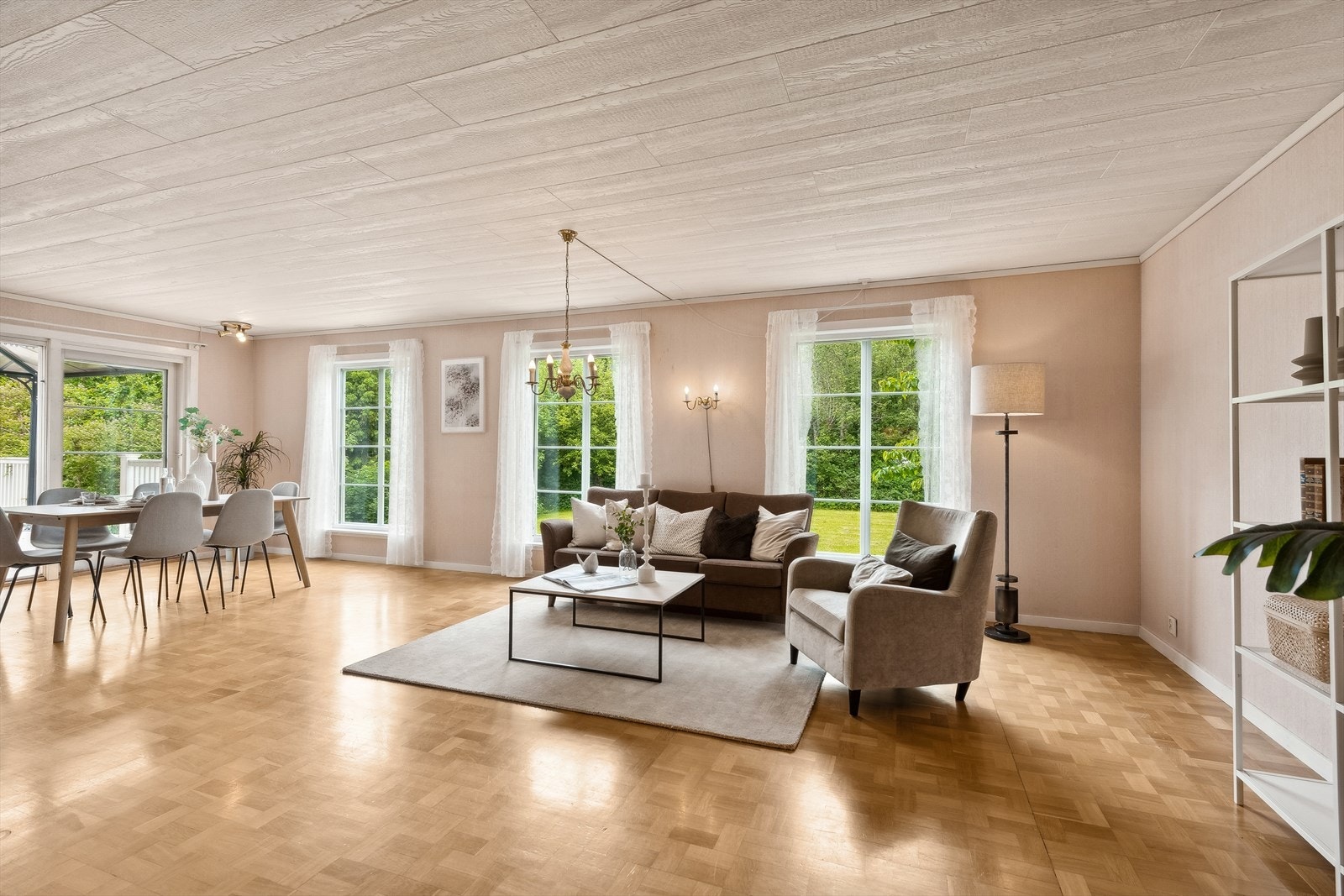 Stuen nyter godt av lysinnslipp fra flere gode vindusflater som hjelper til med å skape et åpent rom. Galleribilde