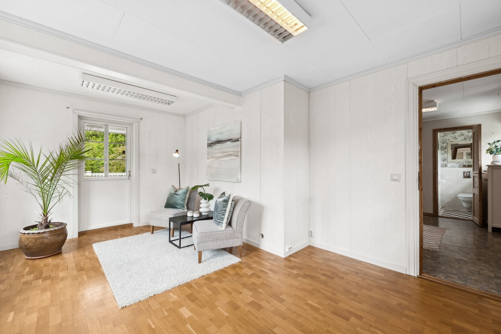 Tiltalende stue/kontor med adkomst ut til usjenert terrasse. Galleribilde