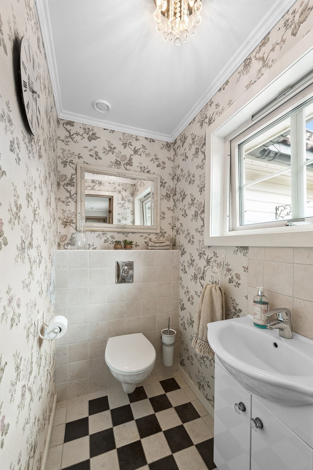 I tilknytning til entrèen finner du også et eget toalettrom. Galleribilde