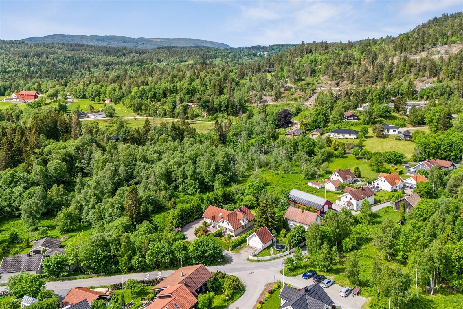 Boligen er beliggende i et etablert, rolig og barnevennlig boligområde. Galleribilde